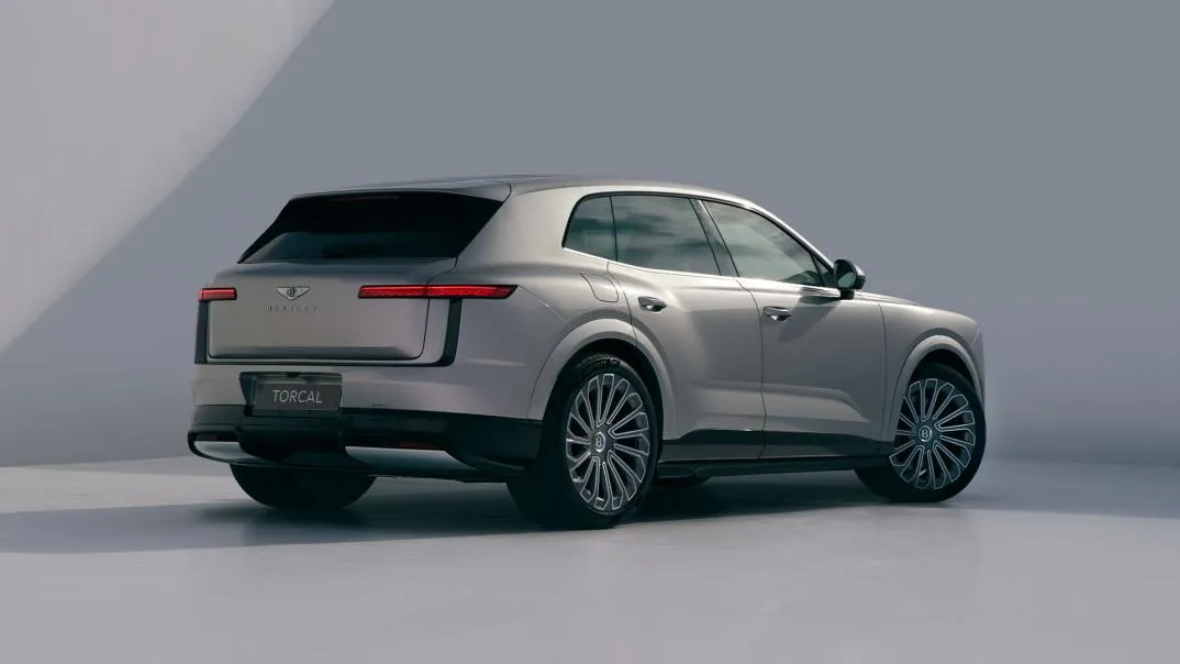 Bentley Torcal em vista traseira de três quartos