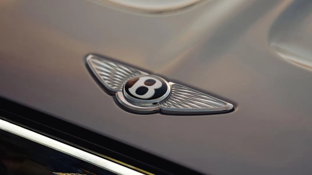 Emblema da Bentley no capô do Torcal