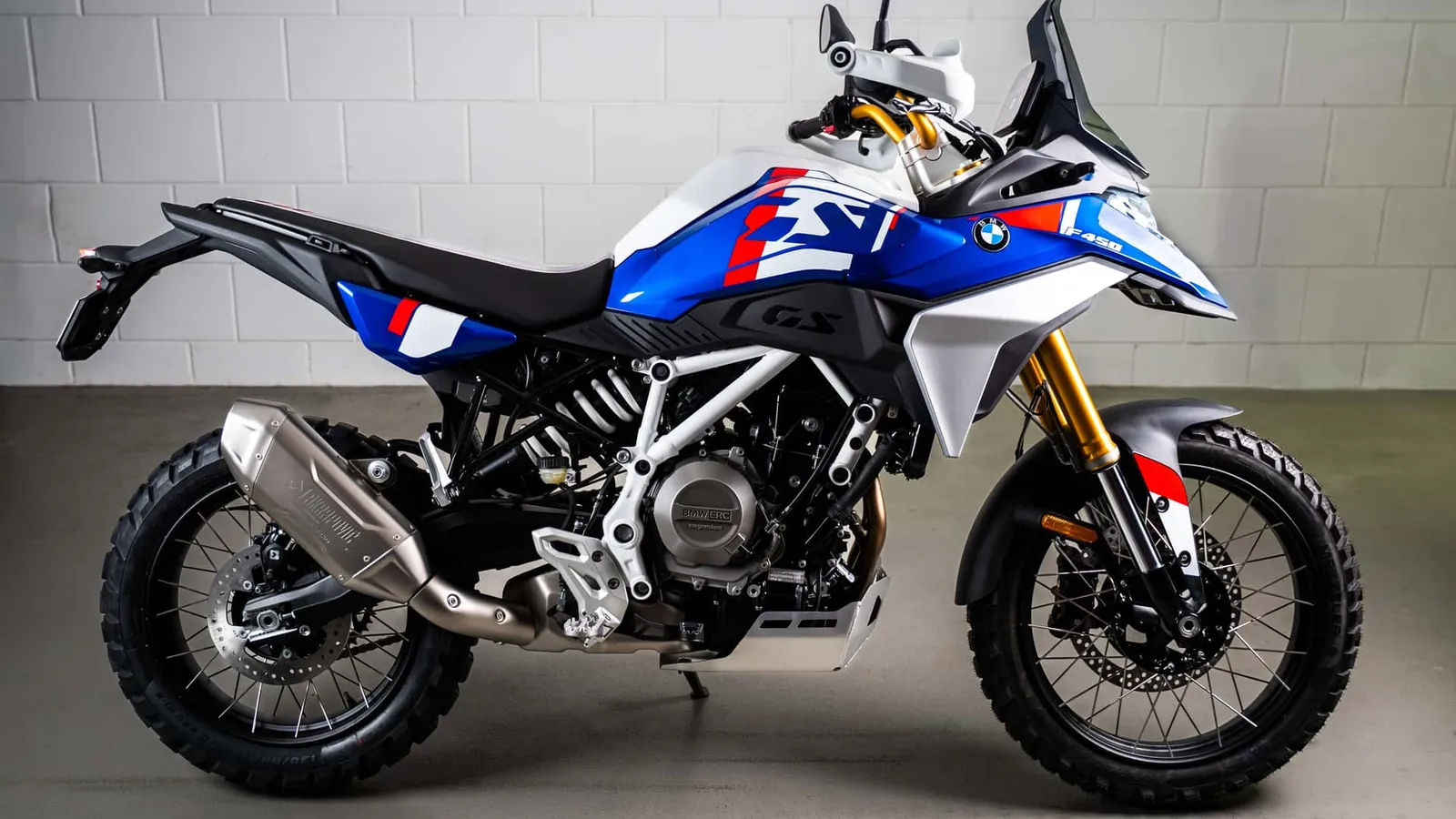 BMW F 450 GS azul e branca vista de lado