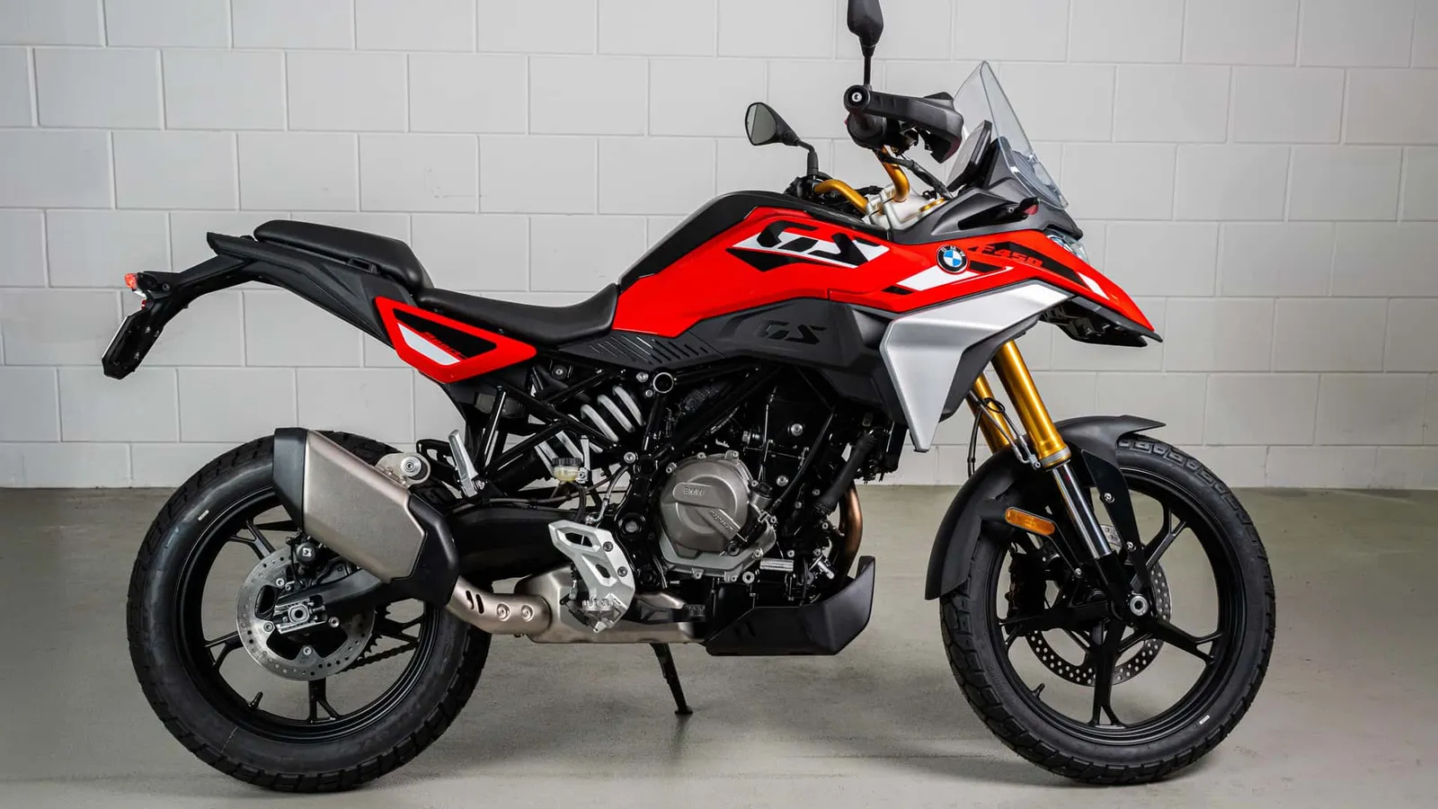 BMW F 450 GS vermelha vista de lado