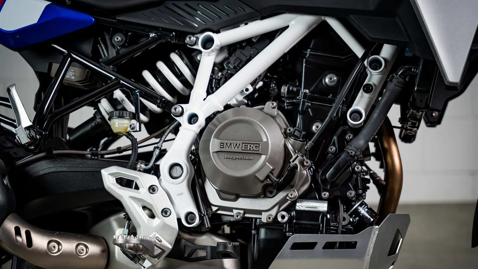 Tampa do motor da BMW F 450 GS com inscrição ERC