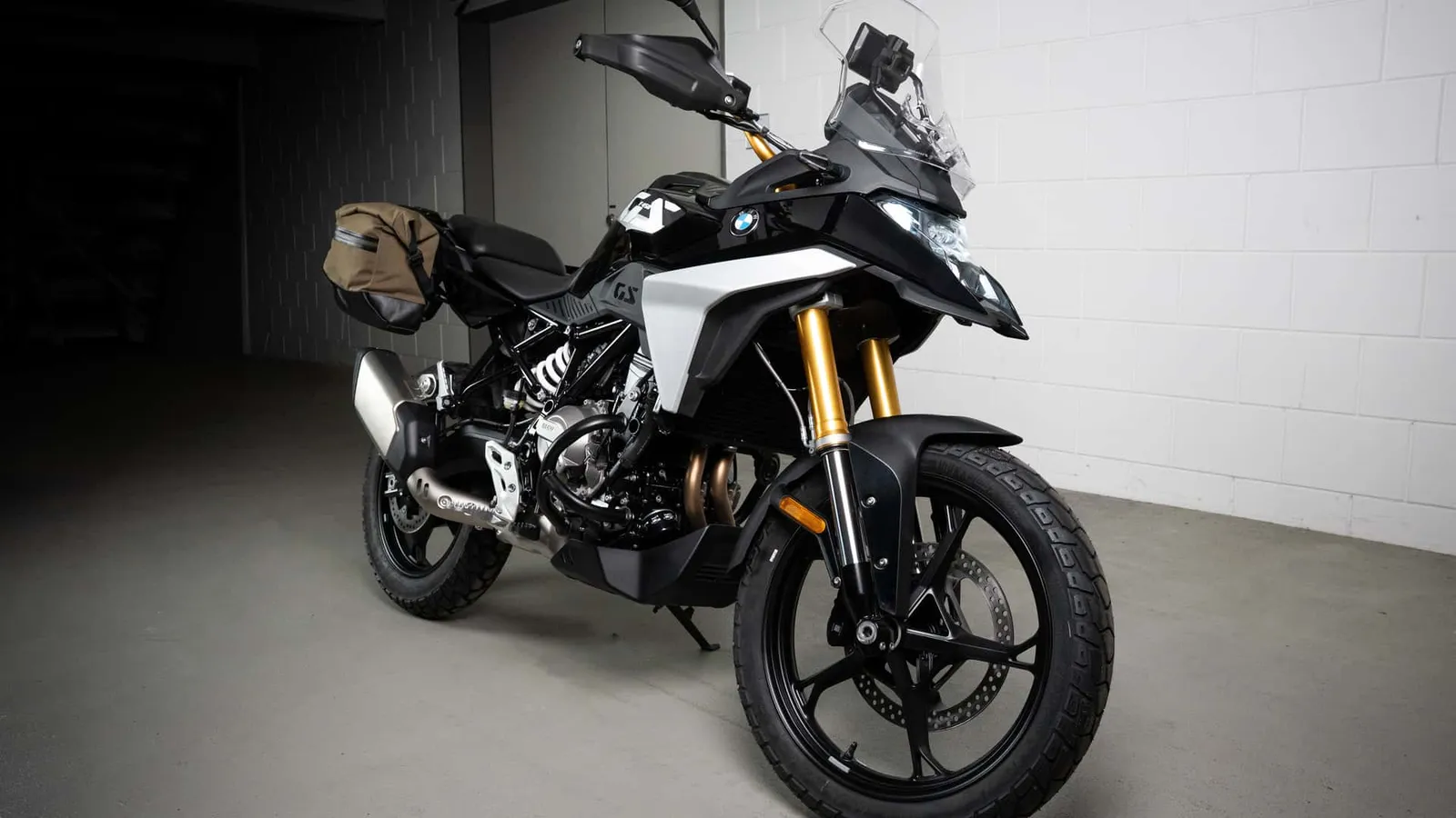 BMW F 450 GS preta com bolsas laterais