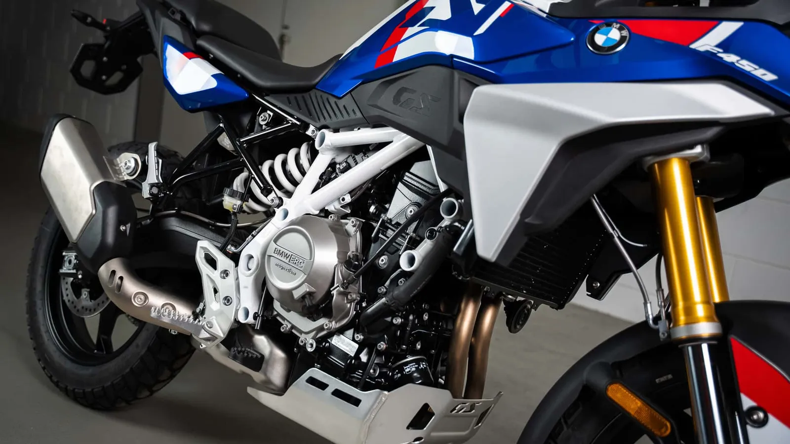 Quadro tubular de aço com o motor como elemento estrutural