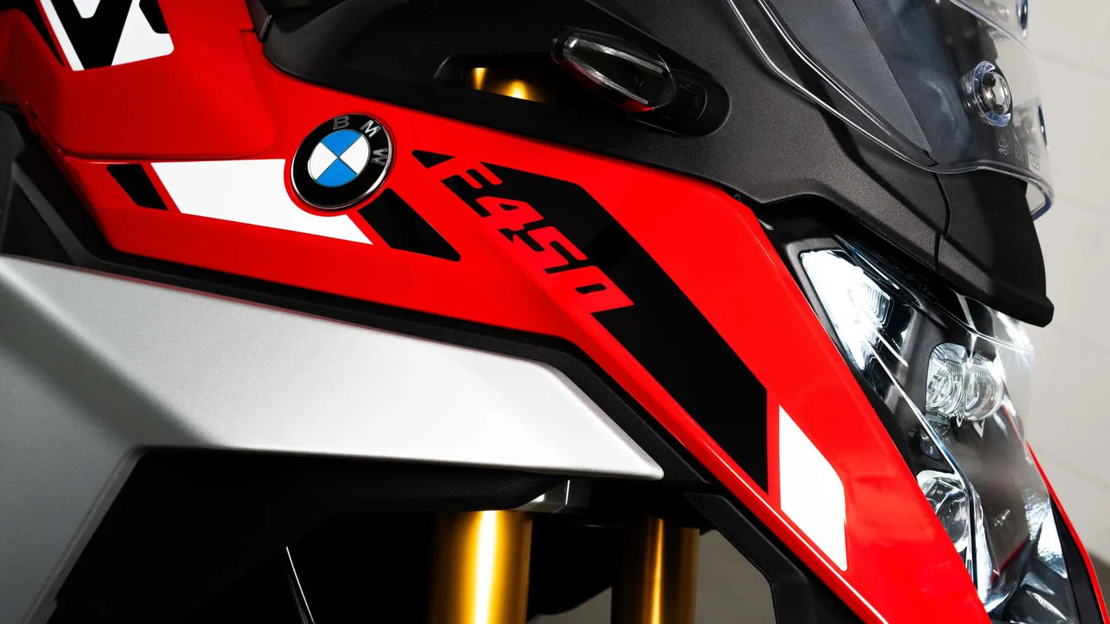 Detalhe da carenagem frontal e do farol em LED