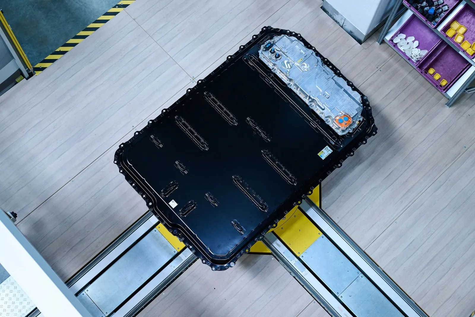 Bateria Gen6 da BMW vista de cima na linha de montagem