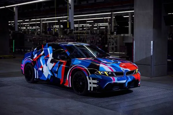 Protótipo camuflado do BMW M3 elétrico na fábrica de Munique