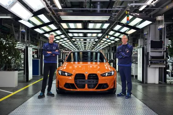 Milionésimo BMW M na fábrica de Munique, com o diretor da fábrica e o presidente da BMW M