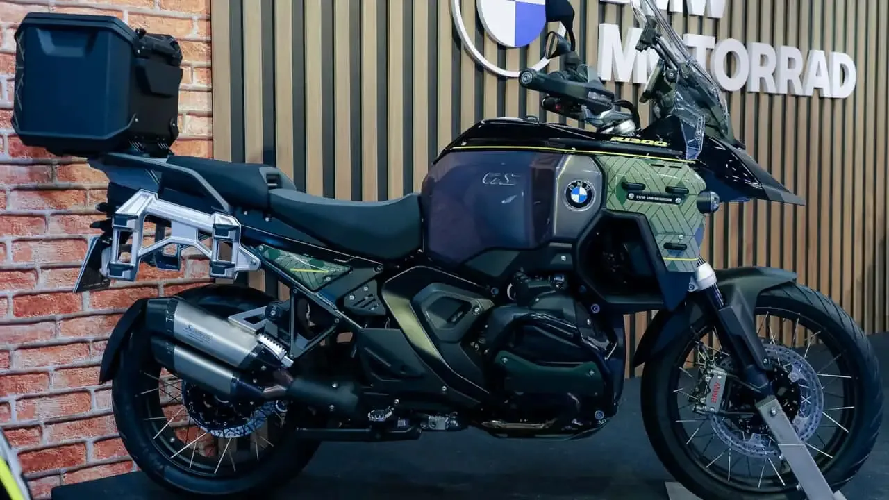 BMW R 1300 GS Adventure 10Y Manaus vista de lado em estande da BMW Motorrad