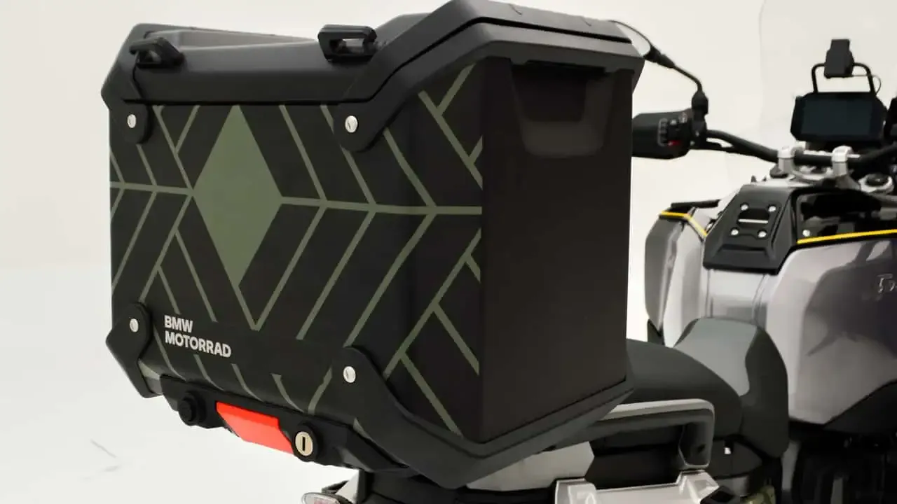 Top case com o grafismo da série especial e a inscrição BMW Motorrad