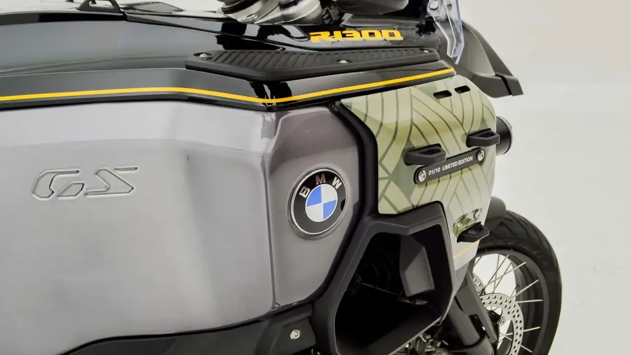 Tanque com a inscrição GS em relevo e filete amarelo