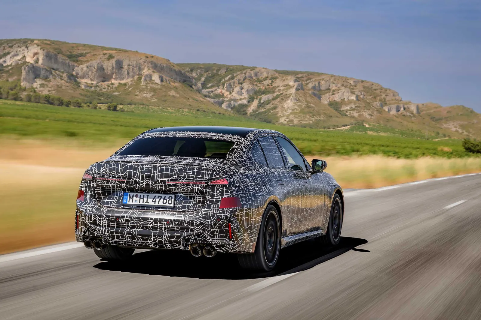Traseira do protótipo do novo BMW Série 3 com quatro saídas de escape