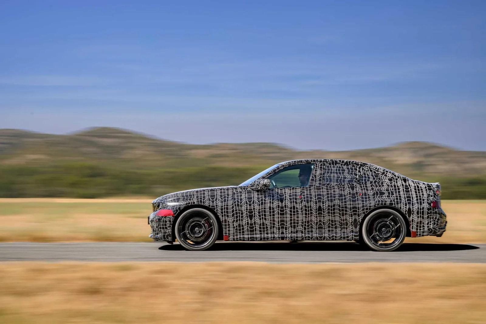 Protótipo do novo BMW Série 3 visto de lado durante os testes