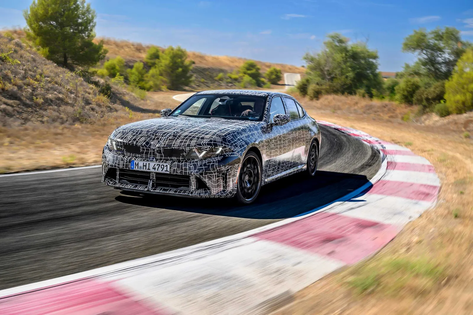 Protótipo camuflado do novo BMW Série 3 em curva na pista de Miramas