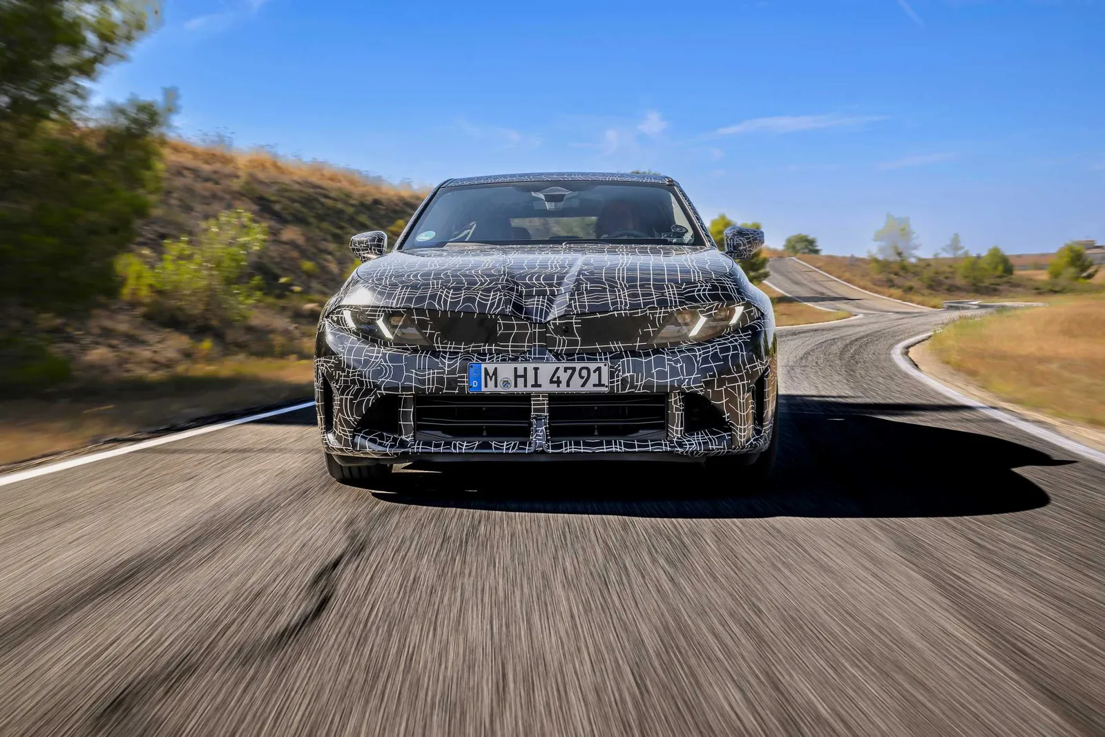 Protótipo do novo BMW Série 3 visto de frente em movimento