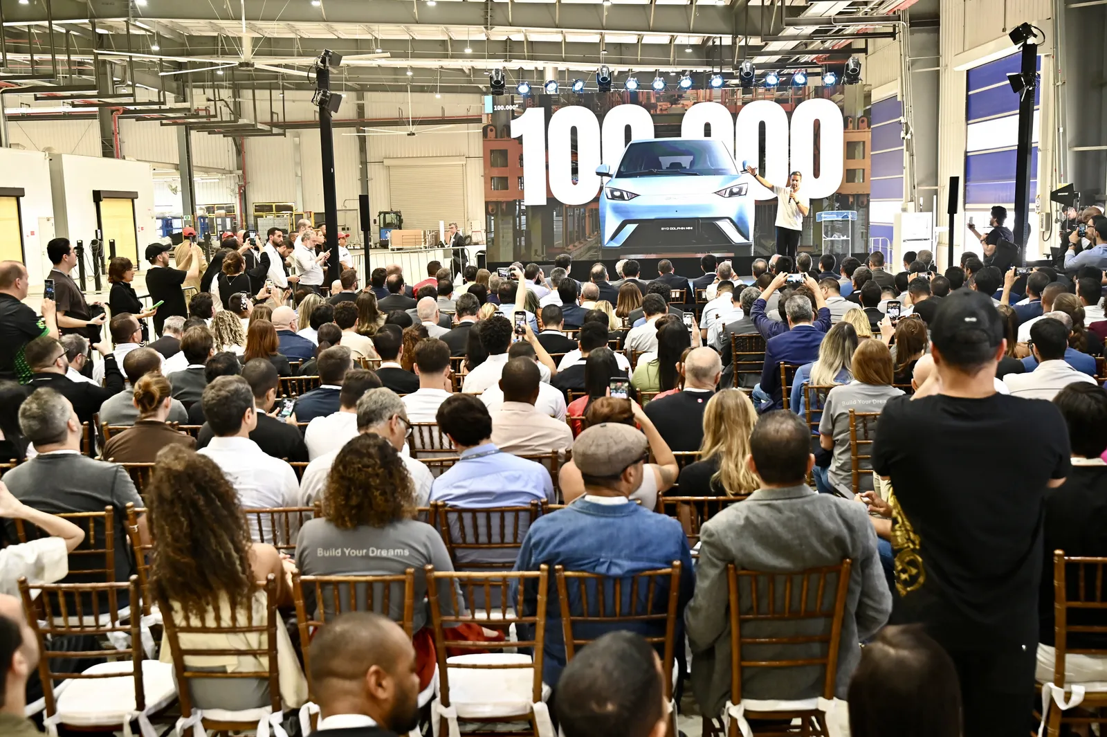 Plateia de funcionários em evento na fábrica da BYD em Camaçari