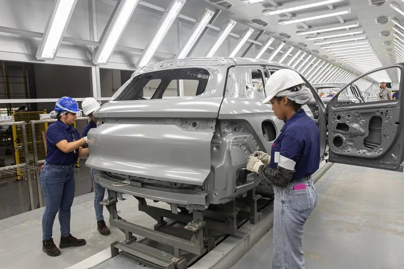 Funcionárias trabalham na carroceria de um SUV na fábrica da BYD em Camaçari (BA).