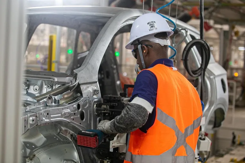 Funcionário solda a carroceria de um carro na fábrica da BYD
