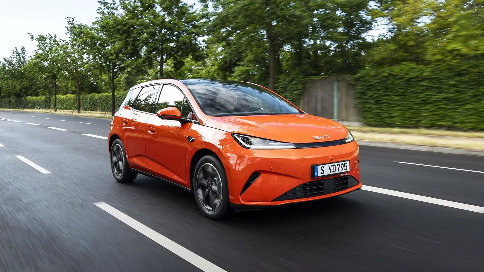 BYD Dolphin G laranja em movimento