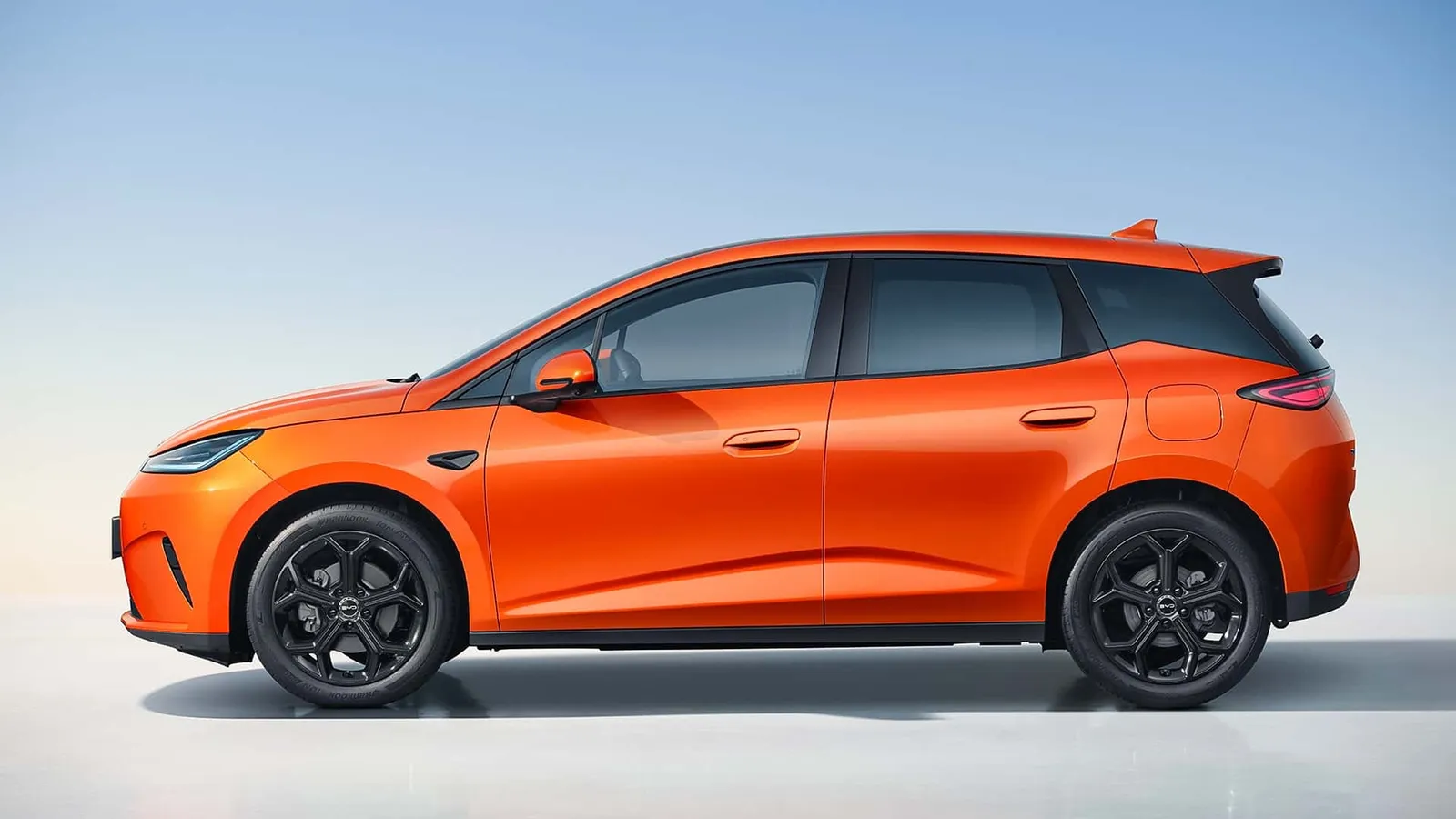 BYD Dolphin G laranja visto de lado