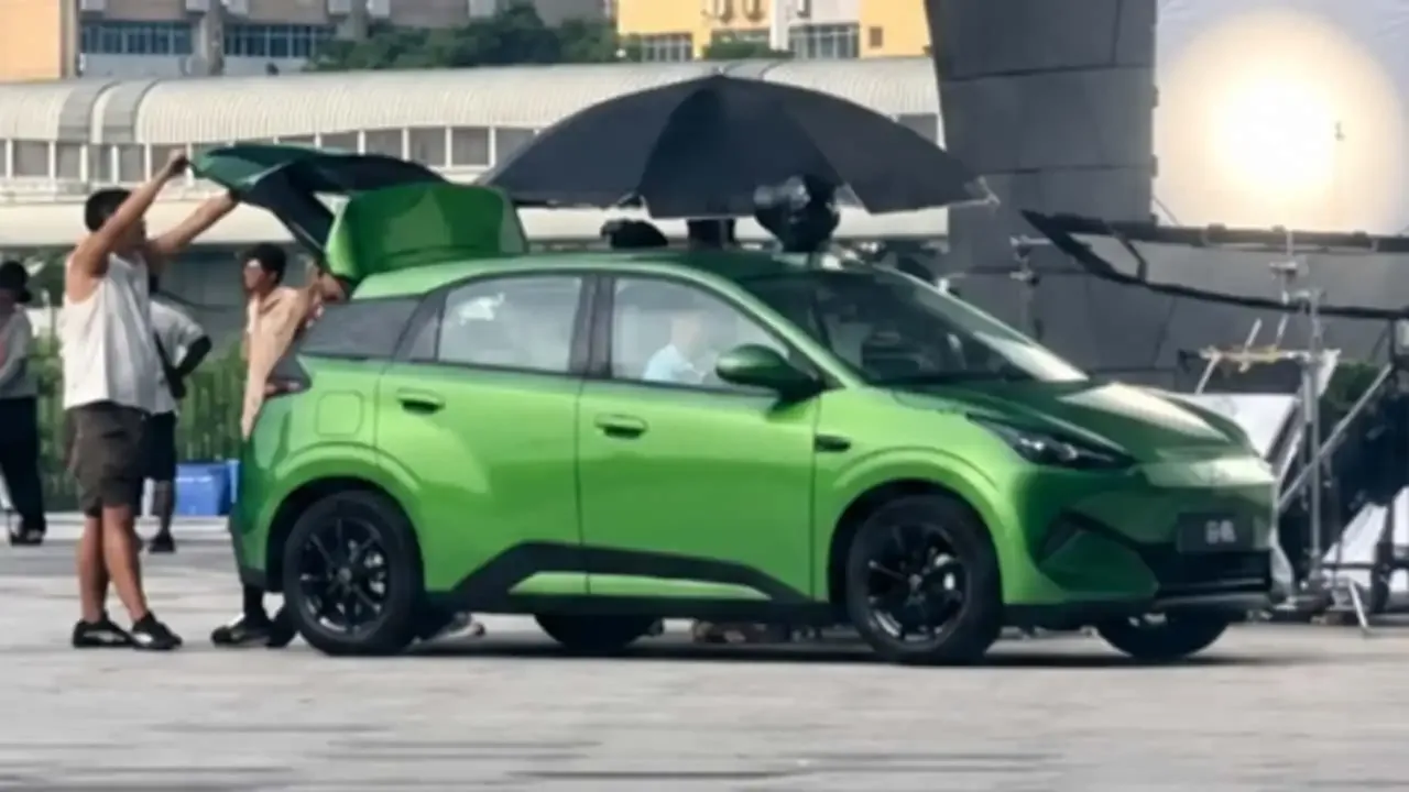 Novo BYD Seagull verde visto de lado