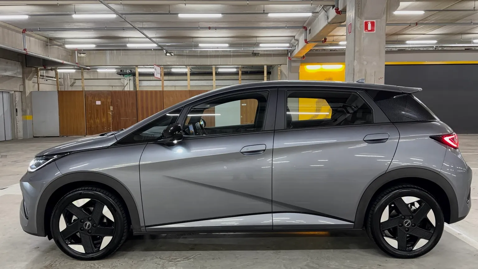 BYD Dolphin SE 2027 visto de lado