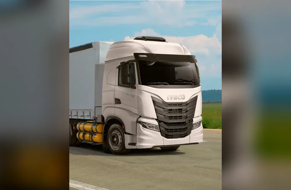 Caminhão IVECO S-Way a gás com baú, parado em um pátio, com os cilindros amarelos de gás no chassi