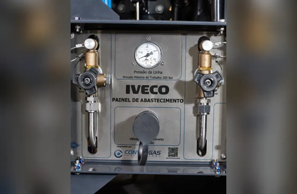 Painel de abastecimento de gás de um caminhão IVECO, com manômetro e válvulas