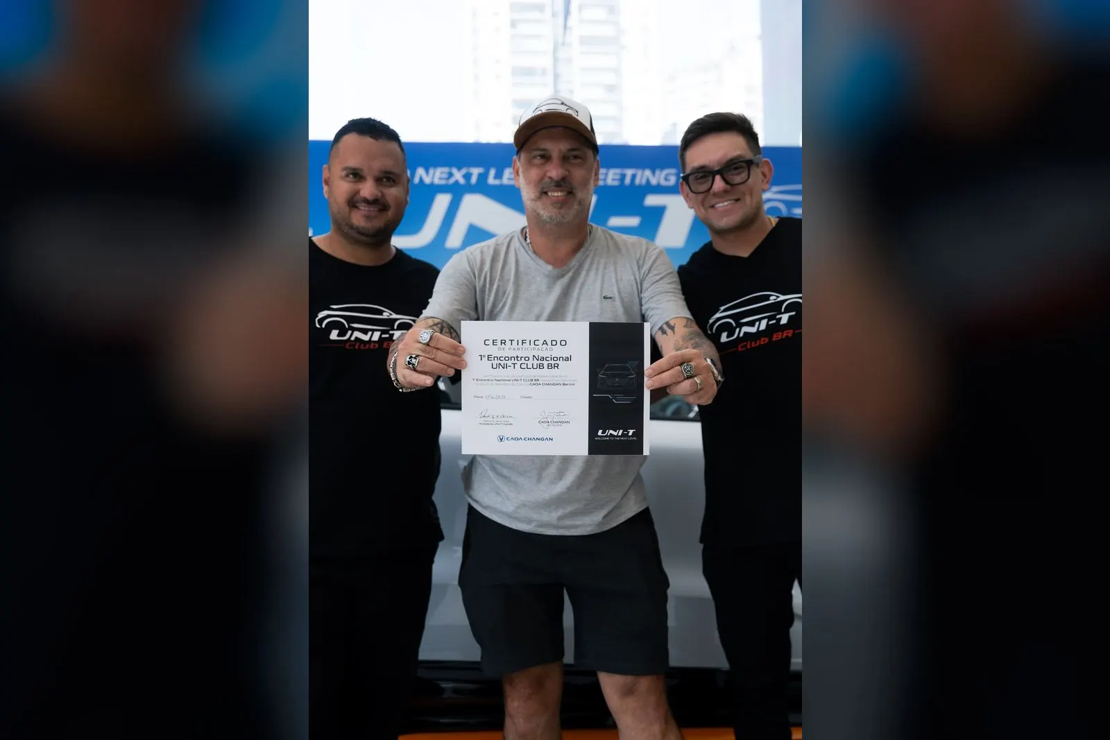 Participante mostra o certificado do 1º Encontro Nacional UNI-T Club BR