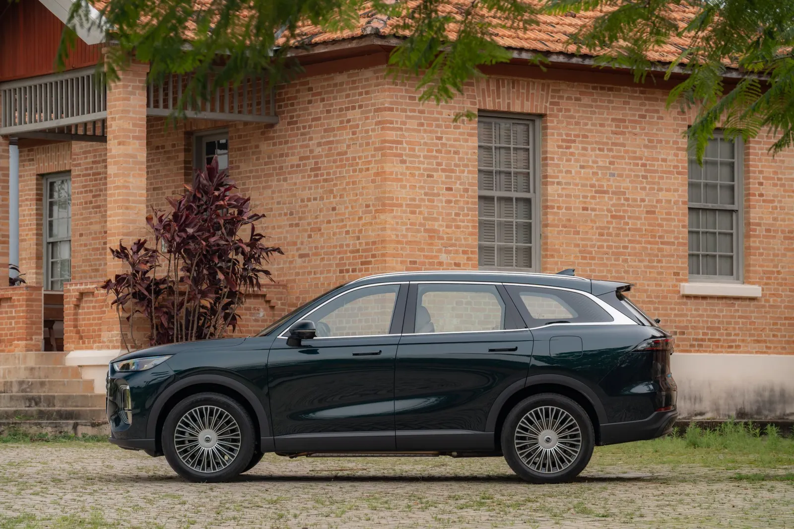 CAOA Chery Tiggo 9 PHEV verde visto de lado