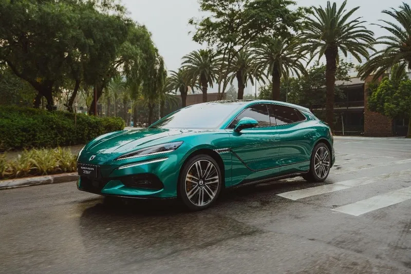 Denza Z9 GT verde estacionado em uma rua