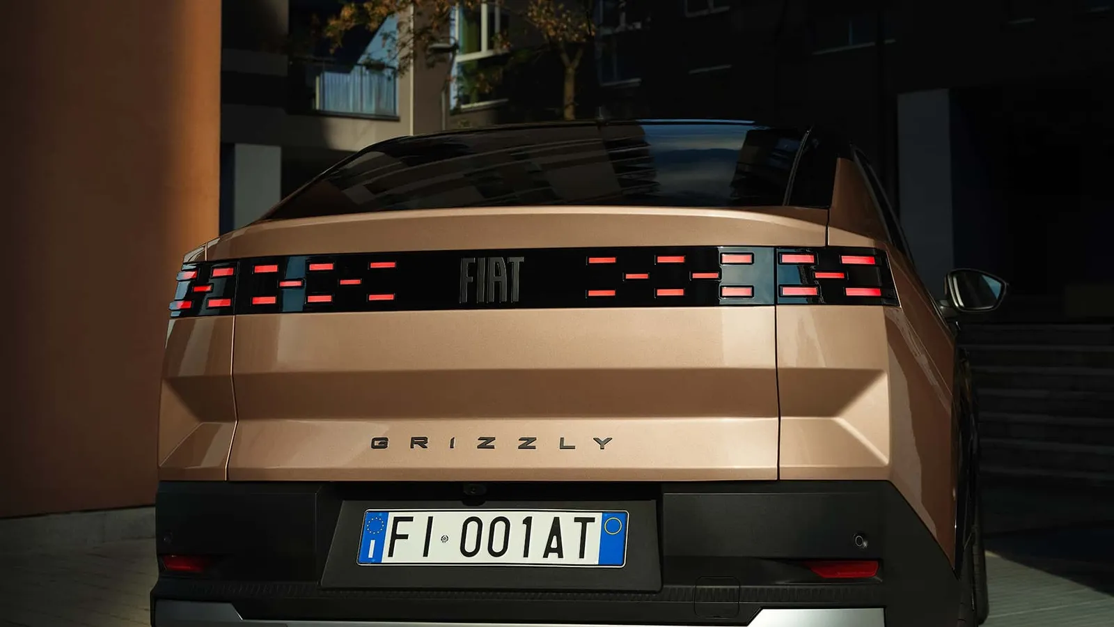 Traseira do Fiat Grizzly Fastback com as lanternas acesas