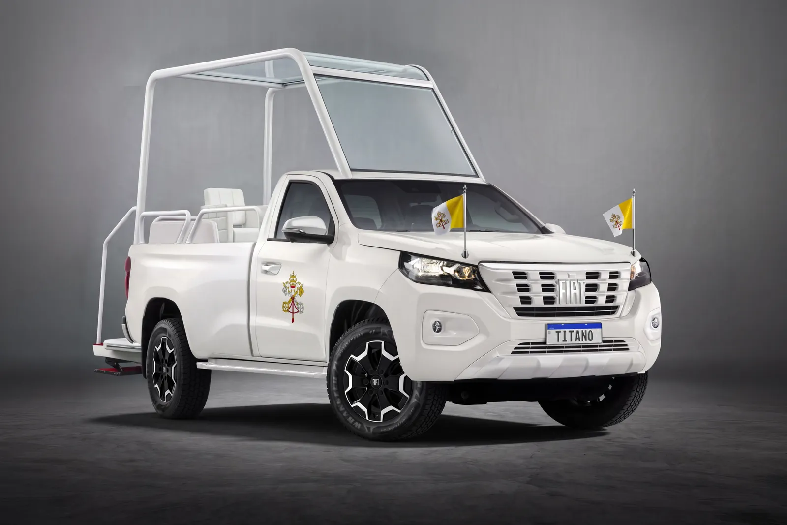 Fiat Titano adaptada como Papamóvel para a visita do papa Leão XIV ao Uruguai.