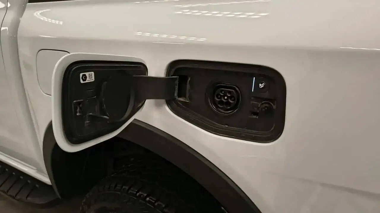 Tomada de recarga da Ranger PHEV, na lateral da caçamba (Foto: Orly Cristófalo/Autoblog Argentina)