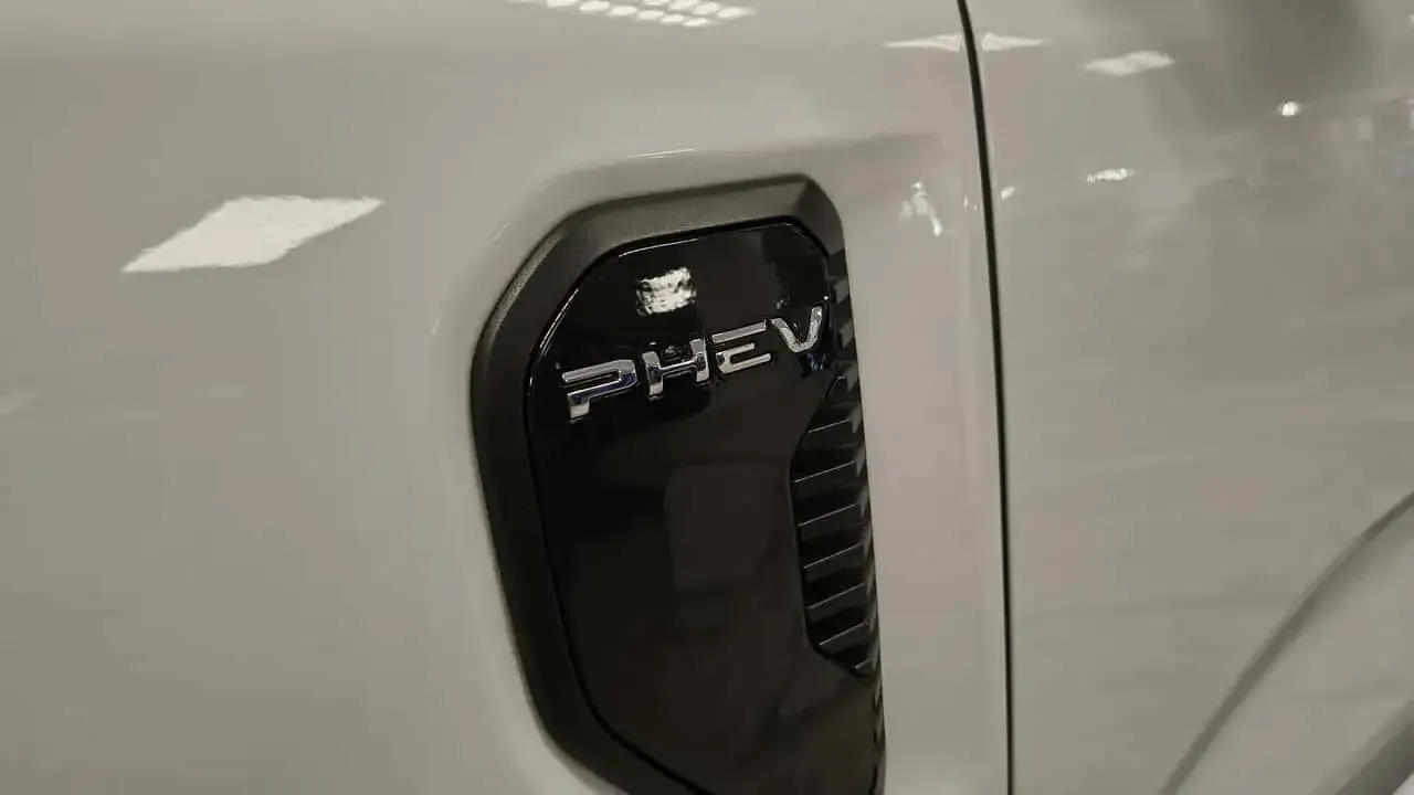 Emblema PHEV na lateral dianteira (Foto: Orly Cristófalo/Autoblog Argentina)