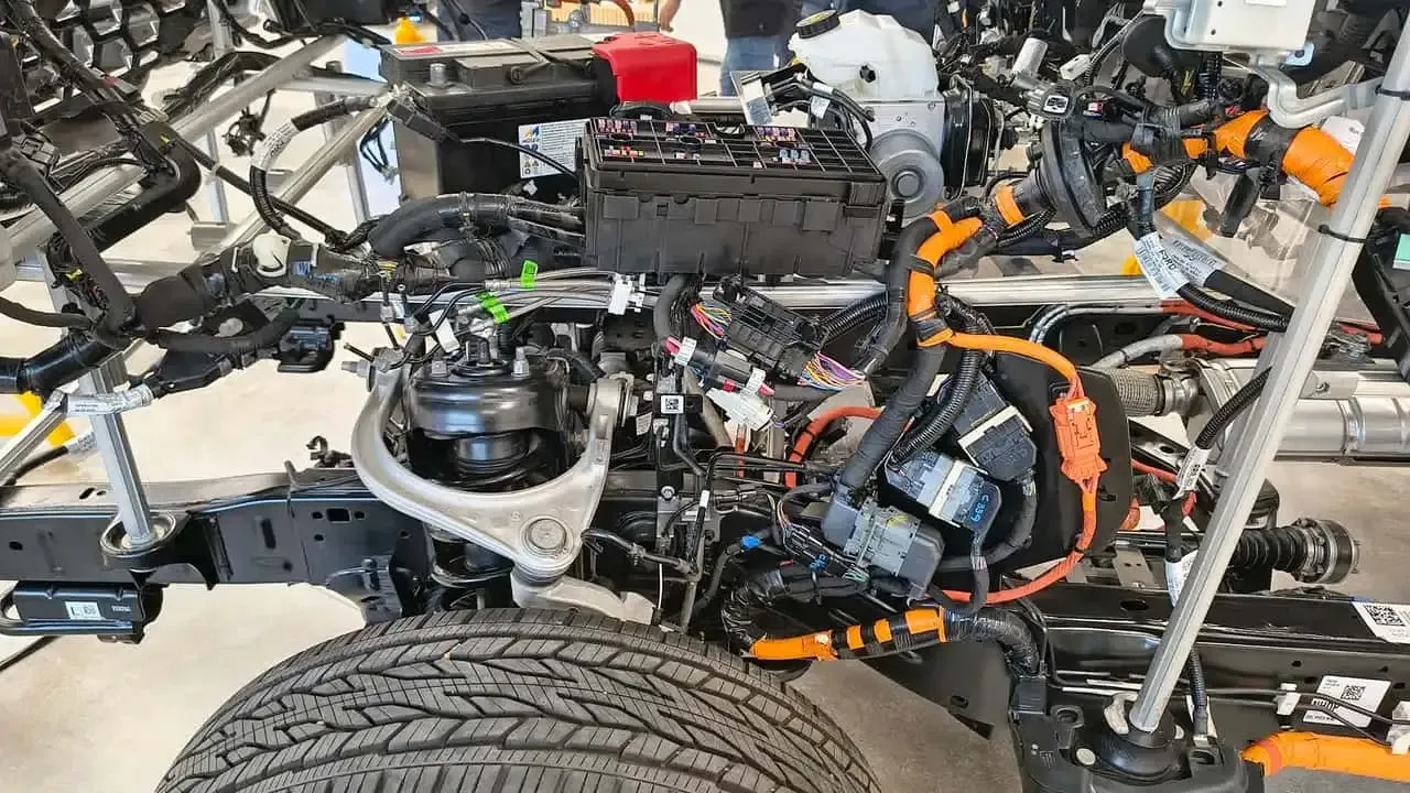 Estrutura aberta da Ranger PHEV mostra o chicote de alta tensão, em laranja (Foto: Orly Cristófalo/Autoblog Argentina)