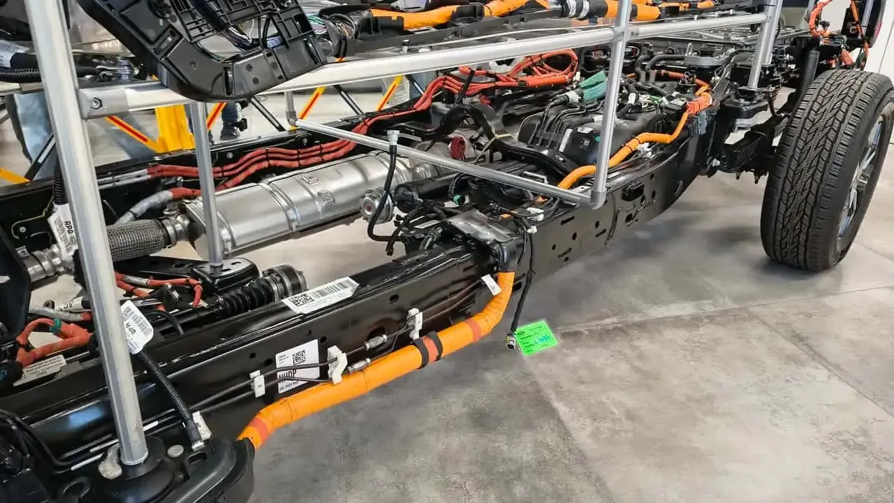 Cabos de alta tensão percorrem o chassi da Ranger PHEV (Foto: Orly Cristófalo/Autoblog Argentina)