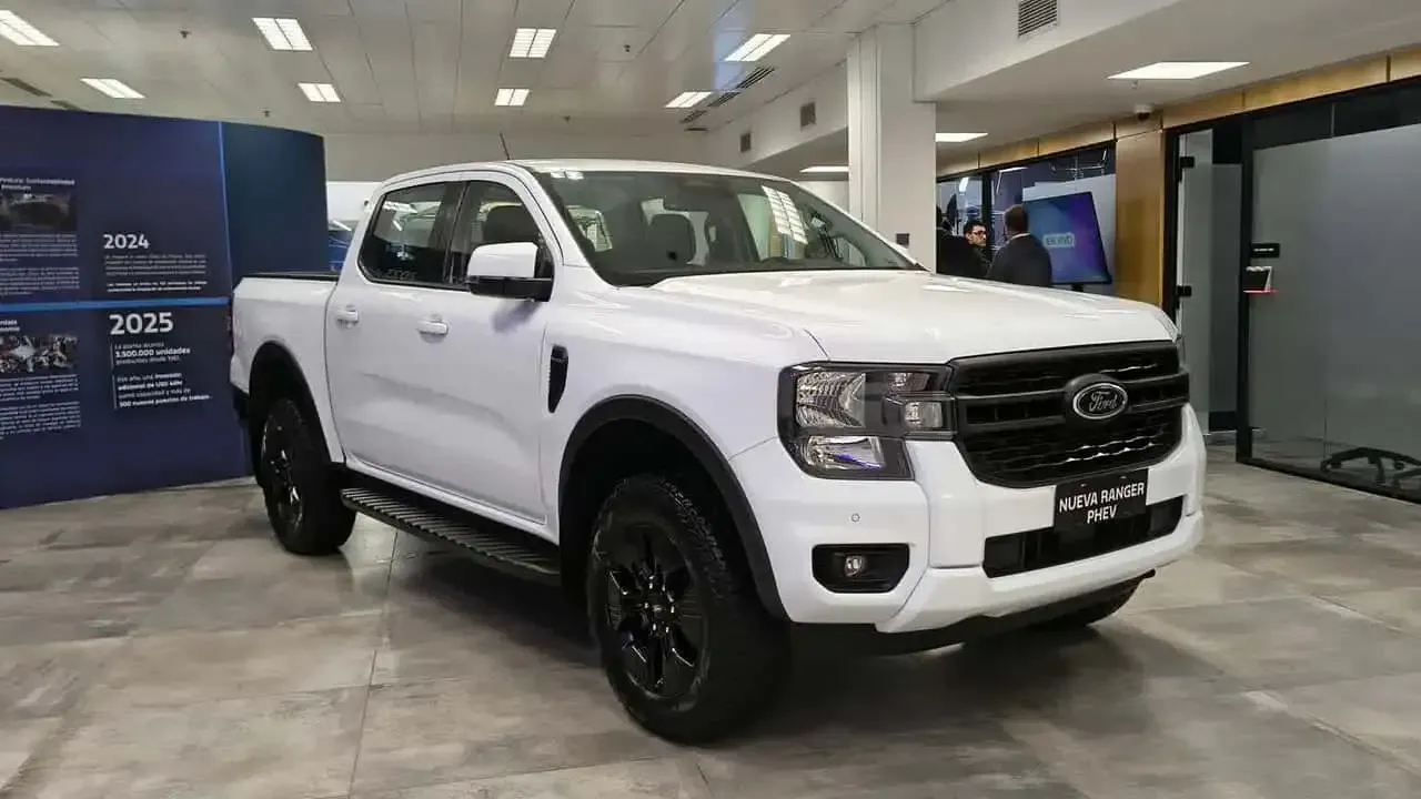 Ford Ranger PHEV branca exposta na fábrica de General Pacheco