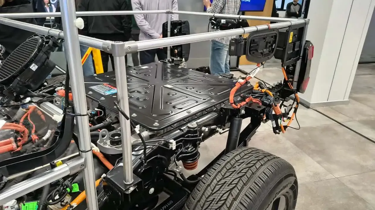 Estrutura aberta da Ranger PHEV com a bateria sobre o chassi