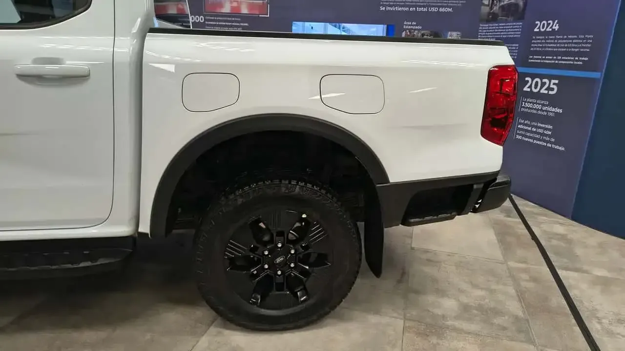 Lateral da caçamba da Ranger PHEV com as duas portinholas, de combustível e de recarga
