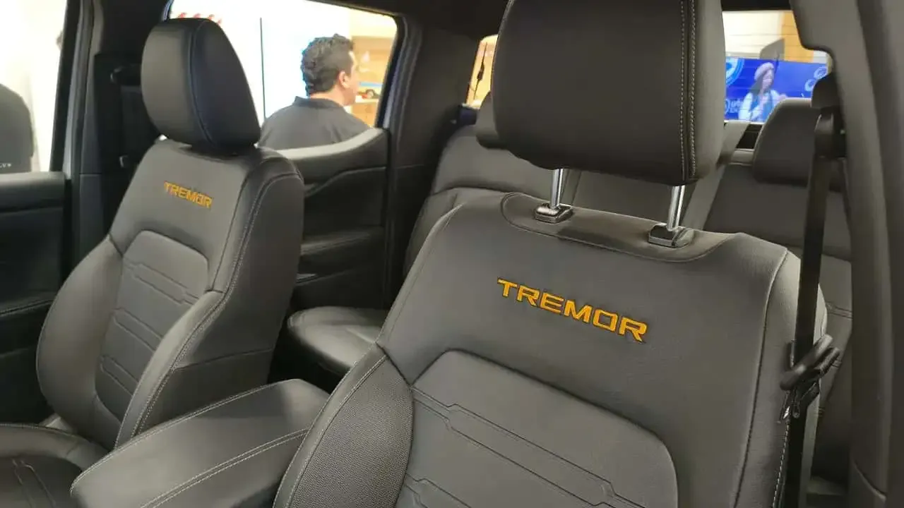 Bancos da Ranger Tremor com a inscrição Tremor bordada em laranja