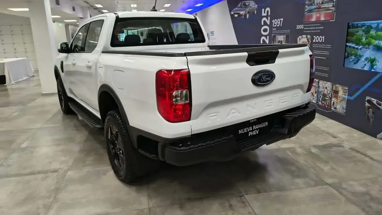 Ford Ranger PHEV vista de trás, com a placa Nueva Ranger PHEV