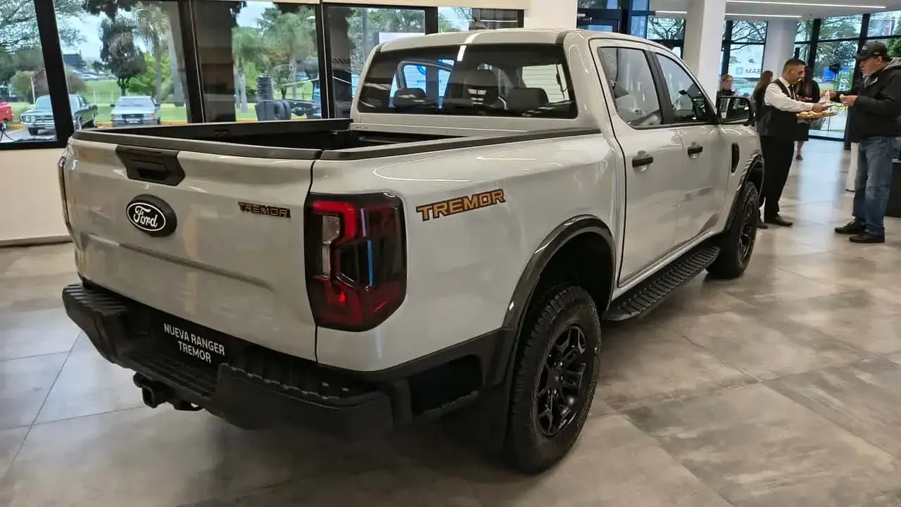 Traseira da Ranger Tremor com a inscrição da versão em laranja (Foto: Orly Cristófalo/Autoblog Argentina)