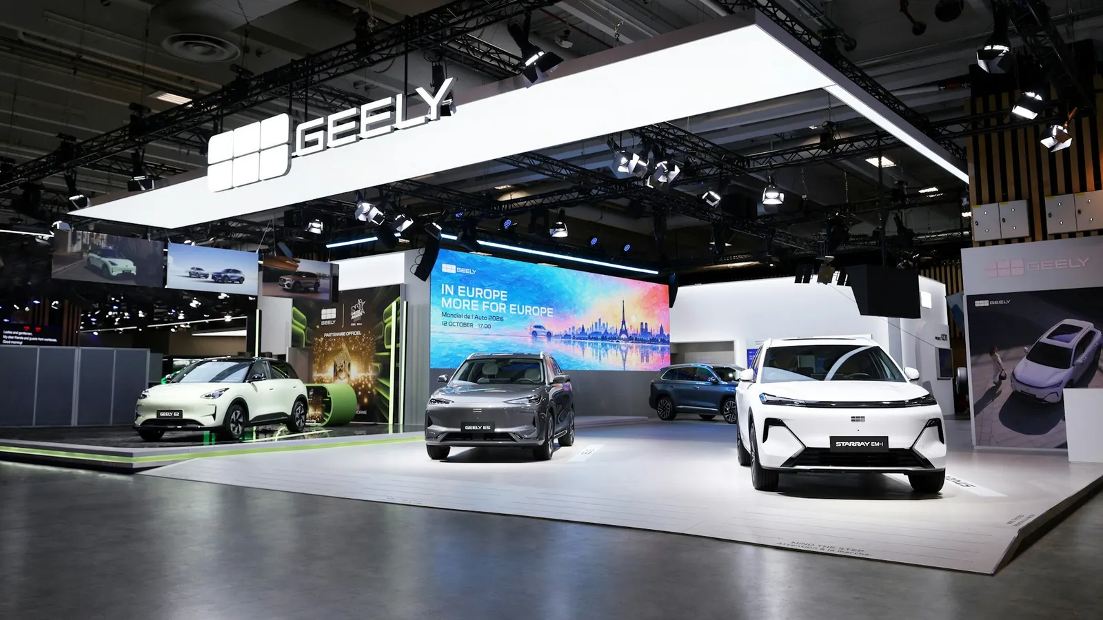 Estande da Geely no Salão de Paris 2026; serviços do Google chegam aos carros do grupo vendidos fora da China.