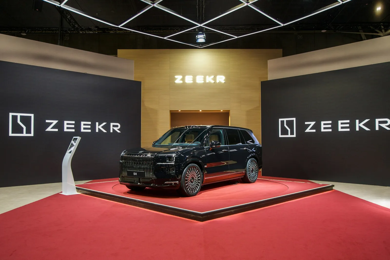 Estande da Zeekr no Salão de Paris com o SUV Zeekr 9X