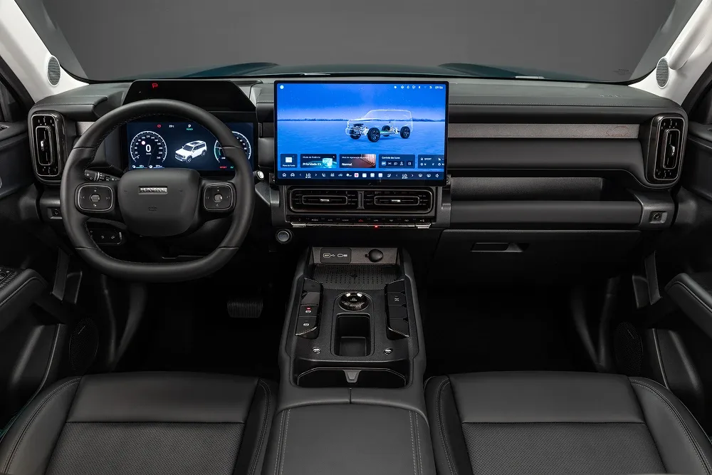 Painel do Haval H7 com tela multimídia de 15,6 polegadas