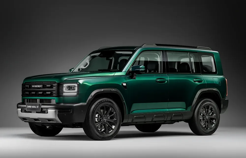 Haval H7 verde em estúdio, visto de frente e de lado
