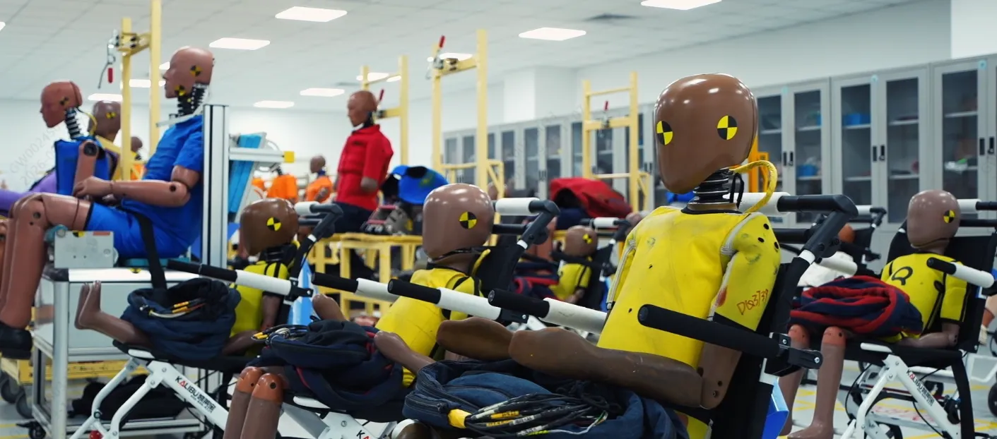 Dummies de teste de colisão sentados lado a lado no laboratório da GWM