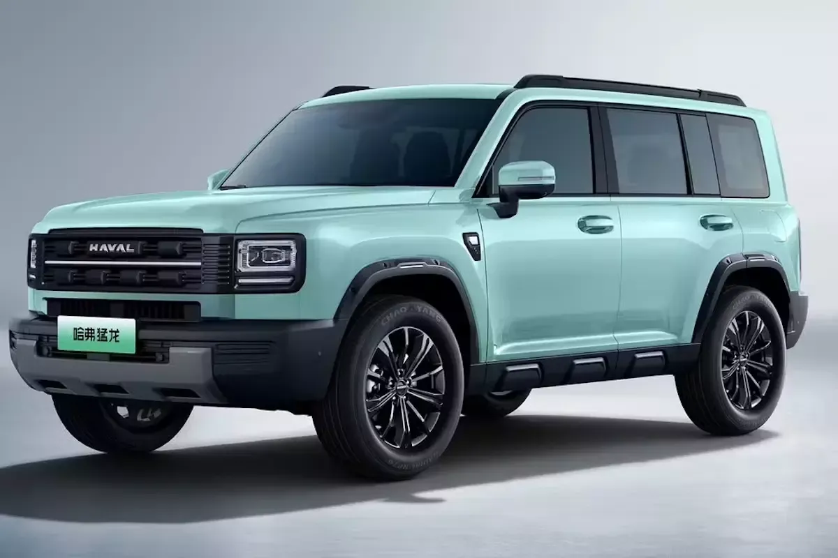 Haval H7 verde-claro visto de frente, em estúdio