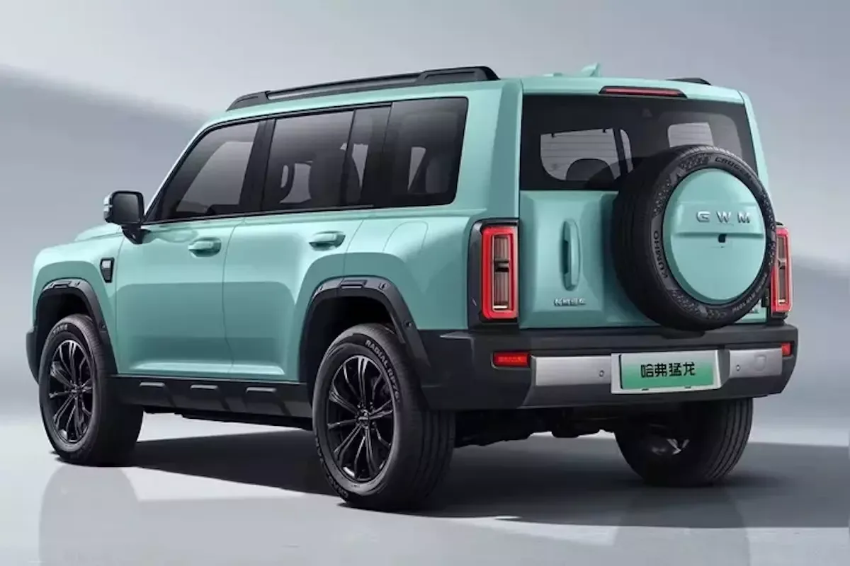 Haval H7 verde-claro visto de traseira, com estepe na tampa