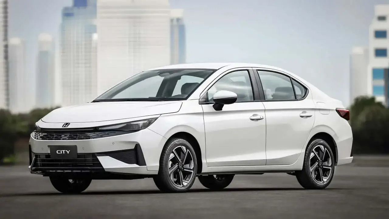 Honda City sedã 2027 branco visto de frente em três quartos